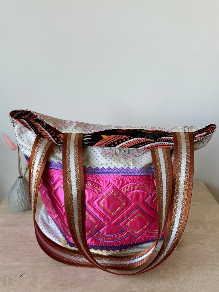 Tote of Joy Sea Shells / M Tote Bag